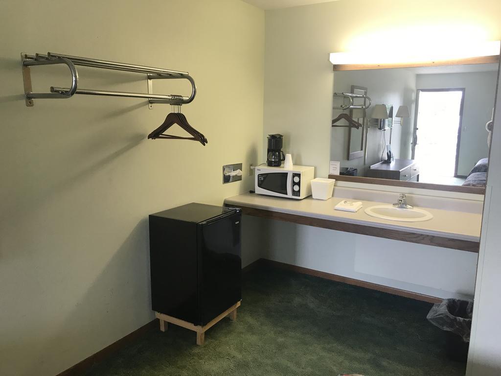 Hartwood Inn Charles City Ngoại thất bức ảnh